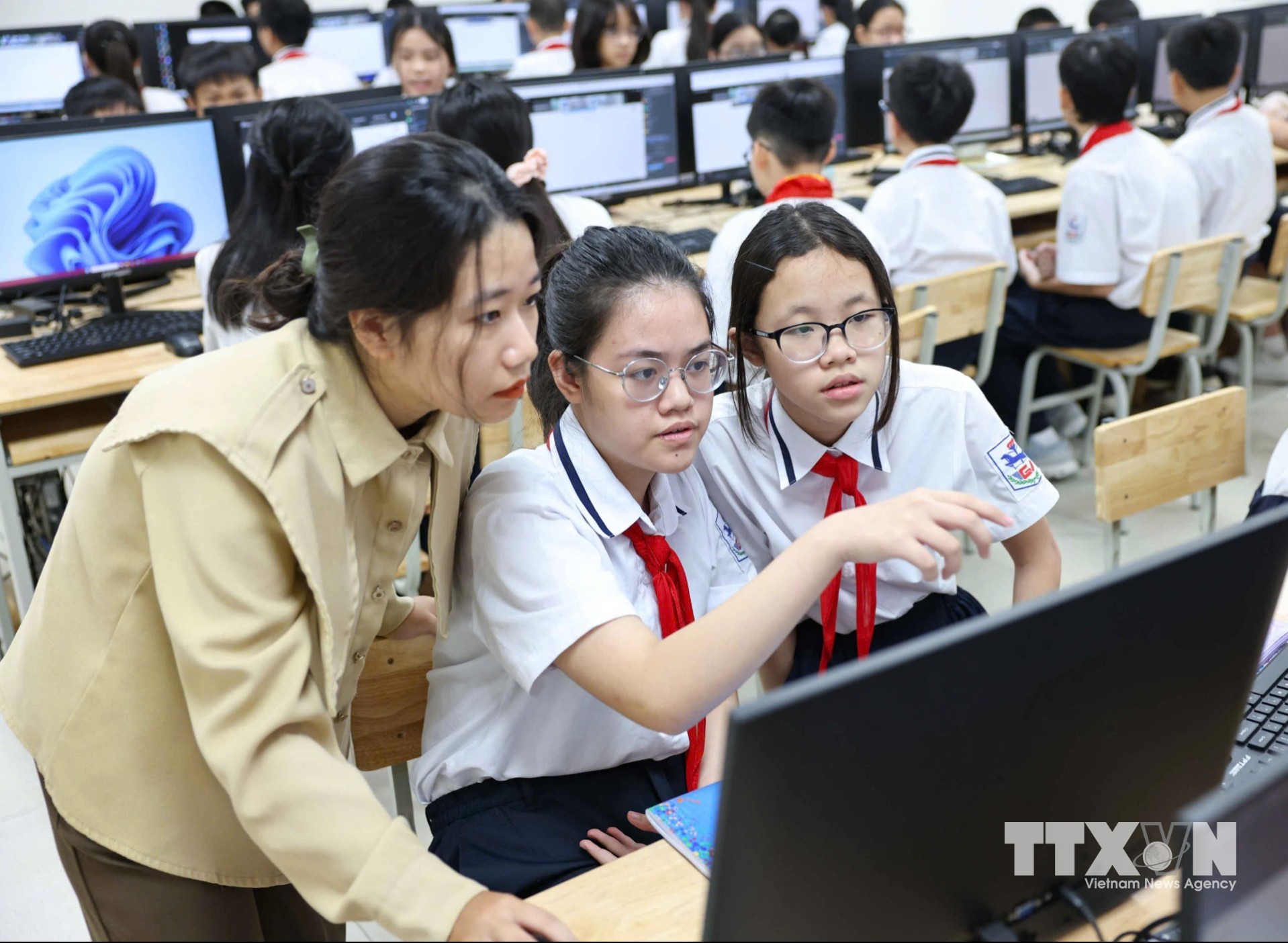 Thực tế từ các trường học cho thấy, việc hình thành năng lực số cho học sinh không nằm ở số lượng thiết bị hay chạy theo công nghệ đắt tiền mà nằm ở cách công nghệ được đưa vào giảng dạy đúng mục tiêu và đúng thời điểm. (Ảnh: Thanh Tùng/TTXVN)